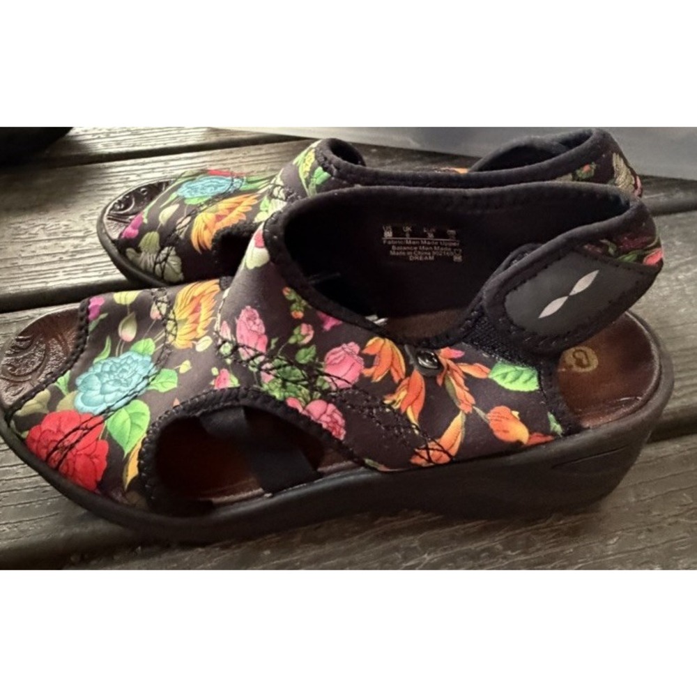 BZees Dream Womens 8M Black Floral Wedge Sandals Comfort Stretch Open Toe